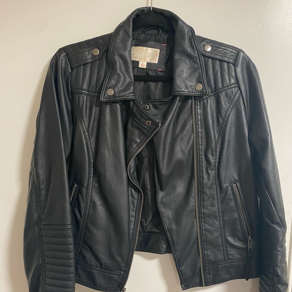 BLACK LEATHER JACKET